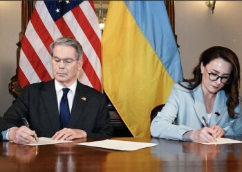 «Έπεσαν» οι υπογραφές ΗΠΑ-Ουκρανίας για τις σπάνιες γαίες: Τα ψιλά γράμματα της Συμφωνίας