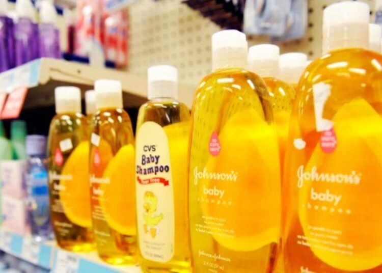 Εκτός αγοράς γνωστό σαμπουάν Johnson’s: Ελέγχθηκε η φράση «χωρίς δάκρυα»