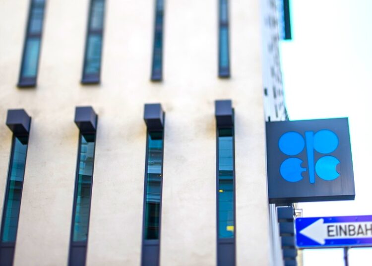 WTI και Brent σε πτώση: Πιέσεις από το δολάριο και το ενδεχόμενο αύξησης παραγωγής