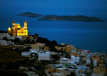 Σύρος: Η αρχόντισσα των Κυκλάδων κερδίζει διεθνή προβολή μέσα από το Griekenland.net