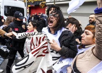 Πρωτομαγιά με χειροπέδες για 400 διαδηλωτές: Η Κωνσταντινούπολη ξυπνά μνήμες Γκεζί (φωτό)