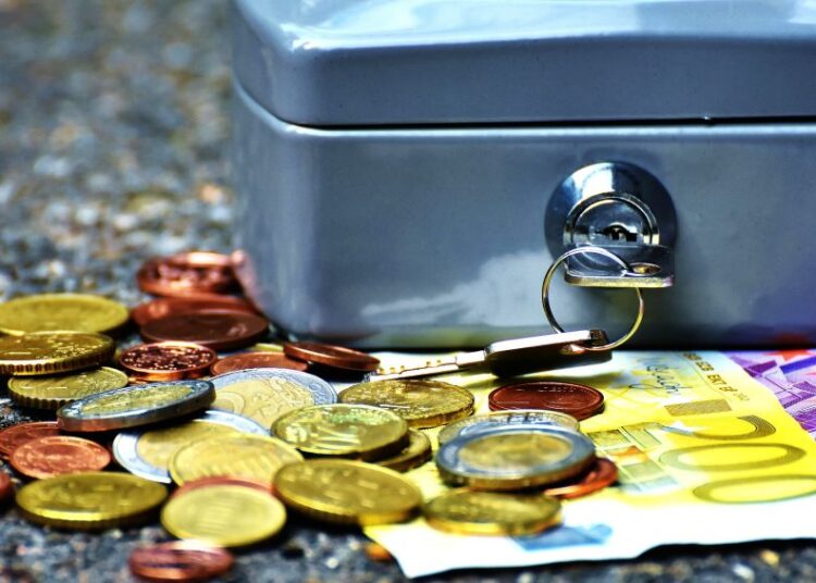 Στο «κόκκινο» η αποταμίευση: Τα ελληνικά νοικοκυριά «ζουν με τα έτοιμα»