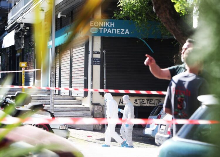Έκρηξη Θεσσαλονίκη: Ποια ήταν η γυναίκα που σκοτώθηκε έξω από τράπεζα – Εξετάζεται η εμπλοκή της