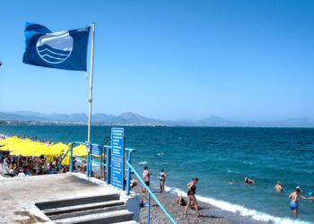 Η Ελλάδα με 623 Γαλάζιες Σημαίες: Στην κορυφή των καθαρών ακτών παγκοσμίως