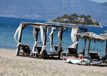 Ο ειδικός ΚΑΔ που απαγορεύει στα ξενοδοχεία να χρεώνουν ξαπλώστρες και ομπρέλες