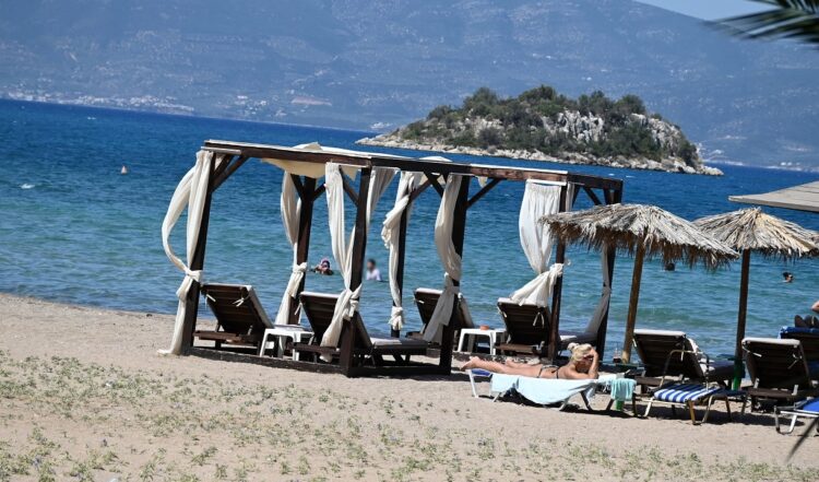 Ο ειδικός ΚΑΔ που απαγορεύει στα ξενοδοχεία να χρεώνουν ξαπλώστρες και ομπρέλες