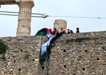 Προσαγωγές 15 μελών της Νέας Αριστεράς μετά από ακτιβιστική δράση στην… Ακρόπολη