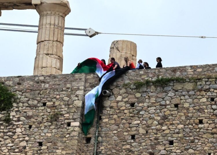 Προσαγωγές 15 μελών της Νέας Αριστεράς μετά από ακτιβιστική δράση στην… Ακρόπολη