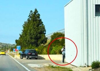 Ραντάρ ταχύτητας με… παραλλαγή: Εντοπίστηκε τροχονόμος κρυμμένος πίσω από κοντέινερ