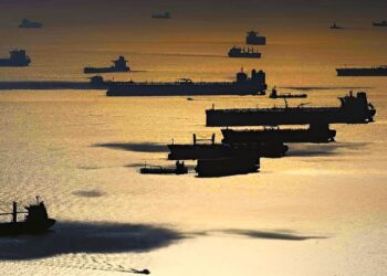 Η ΕΕ στοχεύει τον «σκιώδη στόλο» της Ρωσίας: Ποιοι μπαίνουν στη λίστα