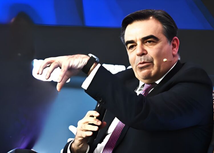 Ο Μαργαρίτης Σχοινάς συναντά τους Έλληνες εφοπλιστές στον Πειραιά