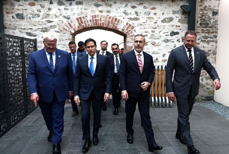 Κωνσταντινούπολη: Ξεκίνησε η συνάντηση μεταξύ των αντιπροσώπων Ρωσίας και Ουκρανίας