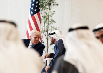 Προκαλούν ζάλη τα «δώρα» των Εμιράτων στον Τραμπ: Έκλεισε deal $1,4 τρισ.