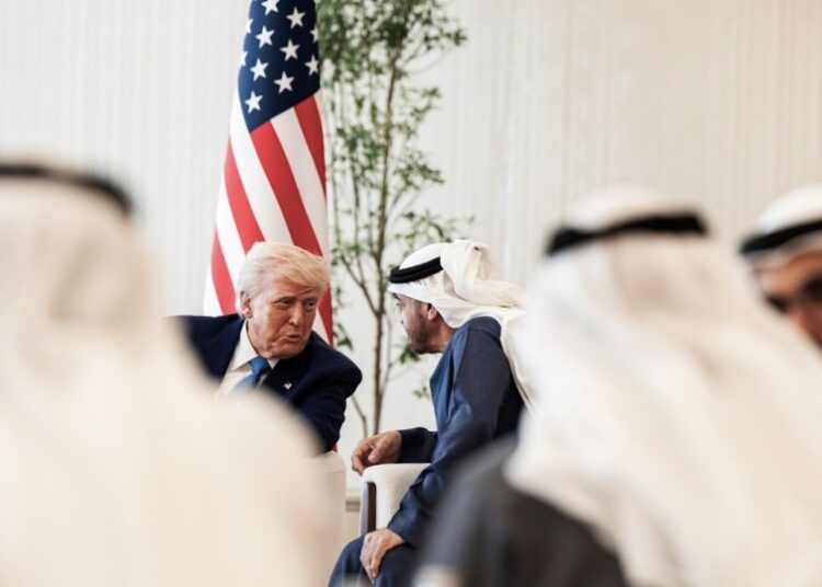 Προκαλούν ζάλη τα «δώρα» των Εμιράτων στον Τραμπ: Έκλεισε deal $1,4 τρισ.