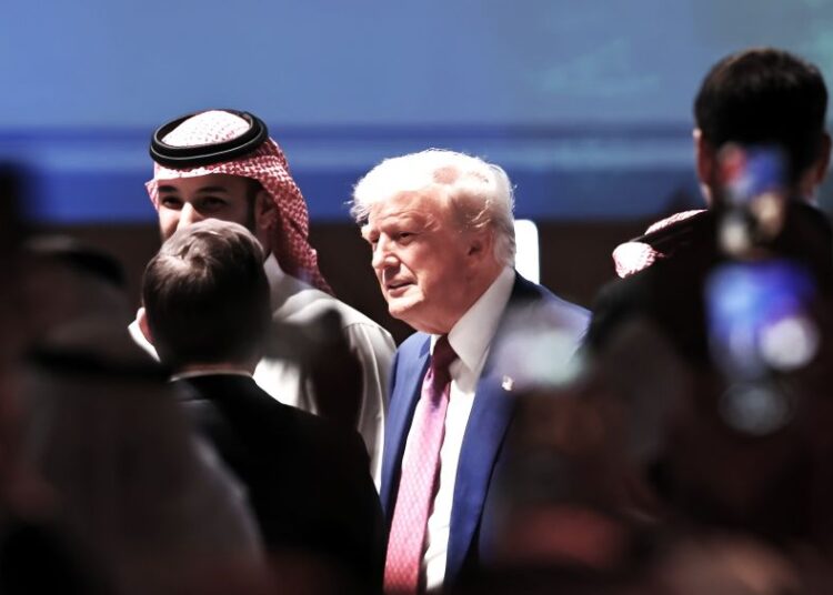 Με γεμάτα «χέρια» φεύγει ο Τραμπ από το Ριάντ: Συμφωνία $142 δισ. και βλέψεις για ισχύ «Stealth»