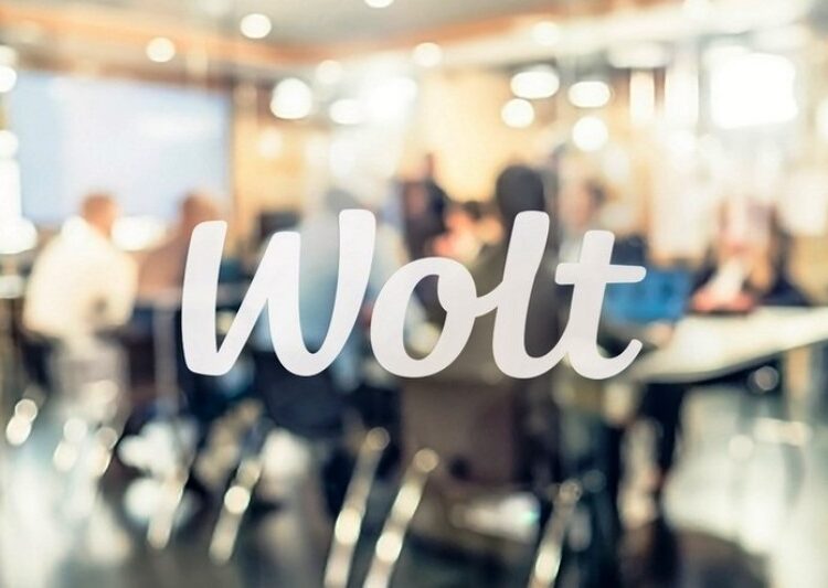 Συλλογική συμφωνία Wolt και ΣΑΔΘ για τους αυτοαπασχολούμενους διανομείς