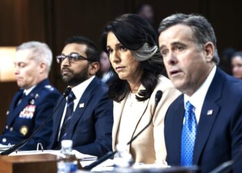 «Πυρηνικό» ρήγμα στον Λευκό Οίκο: Ρήξη Τραμπ με την επικεφαλής πληροφοριών… live