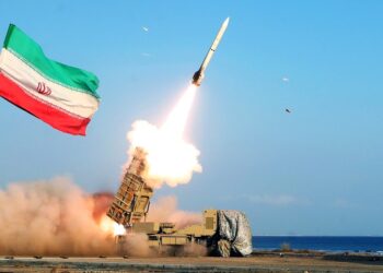 Συναγερμός στα Στενά του Ορμούζ: Πλοία αλλάζουν ρότα, οι ναύλοι εκτοξεύονται