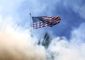 Λος Άντζελες σε πολιορκία: Εθνοφρουρά, δακρυγόνα και οργή για την ICE (φωτό&video)