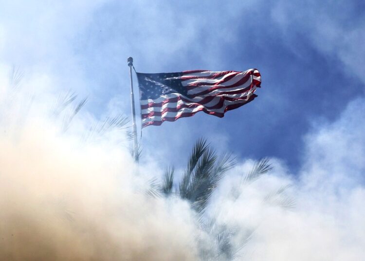 Λος Άντζελες σε πολιορκία: Εθνοφρουρά, δακρυγόνα και οργή για την ICE (φωτό&video)