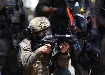 Λος Άντζελες σε πολιορκία: Εθνοφρουρά, δακρυγόνα και οργή για την ICE (φωτό&video)