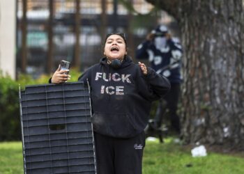 Λος Άντζελες σε πολιορκία: Εθνοφρουρά, δακρυγόνα και οργή για την ICE (φωτό&video)