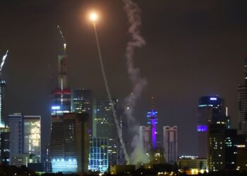 Εκρήξεις σοκ σε Τελ Αβίβ και Ιερουσαλήμ: Πύραυλοι από το Ιράν «χτύπησαν» ισραηλινές πόλεις