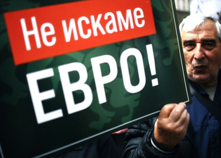 Διχασμένη η Βουλγαρία για το ευρώ: Μαζικές πορείες στη Σόφια και μεγάλες πόλεις