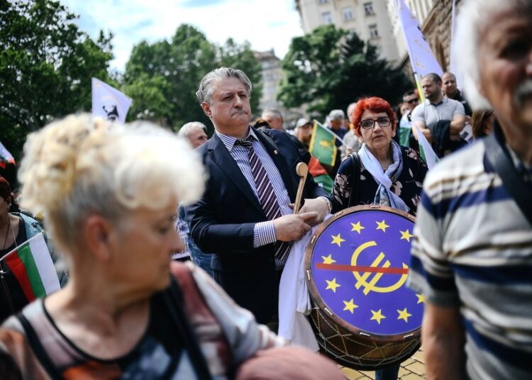 Διχασμένη η Βουλγαρία για το ευρώ: Μαζικές πορείες στη Σόφια και μεγάλες πόλεις