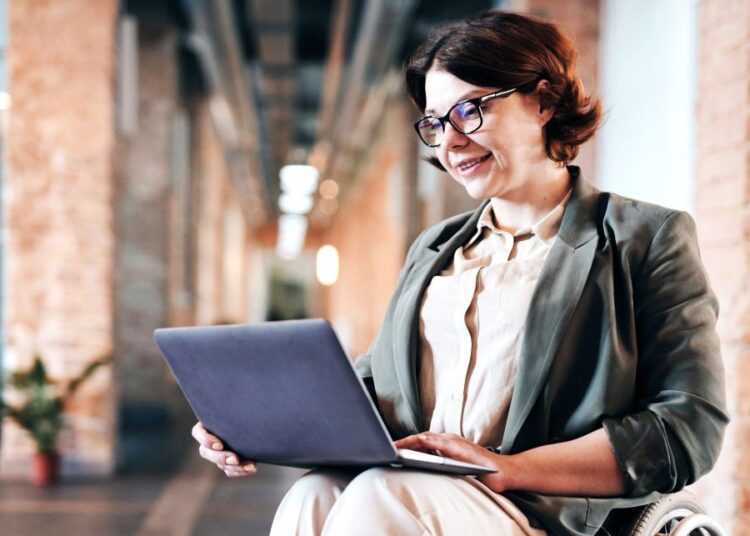 myAADElive για όλους: Νέα εφαρμογή με live μετάφραση και νοηματική