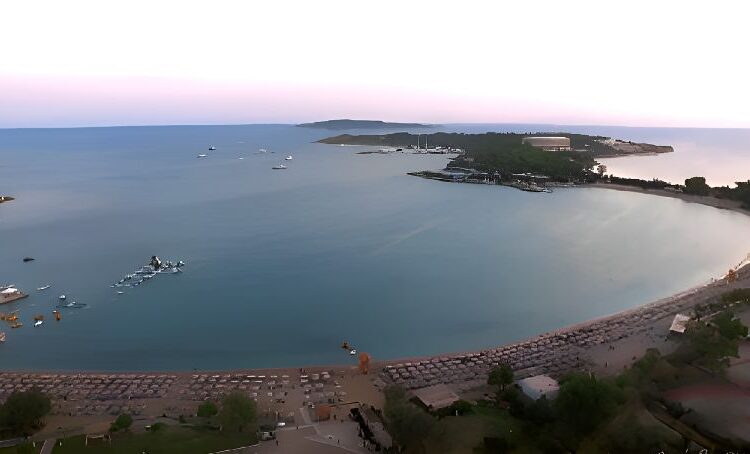 Ακτή Βουλιαγμένης: Σε ιδιώτες η 20ετής εκμετάλλευση με όρους… χαμηλής όχλησης