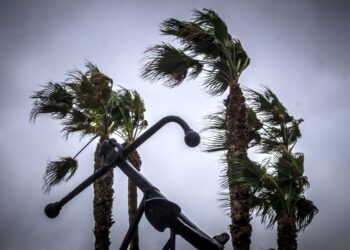 Στο «κόκκινο» η Θεσσαλία: Πάνω από 250 κλήσεις στην ΠΥ λόγω θυελλωδών ανέμων