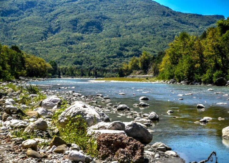 Σοκ στον Άραχθο: Μάχη για τη ζωή δίνουν δύο παιδιά που παρασύρθηκαν από τον ποταμό