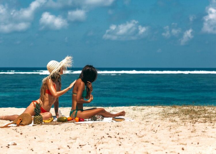 Αυτοσχέδιο All-Inclusive: Οι Έλληνες τουρίστες διαλέγουν σπιτικό φαγητό και φούρνο στη γωνία