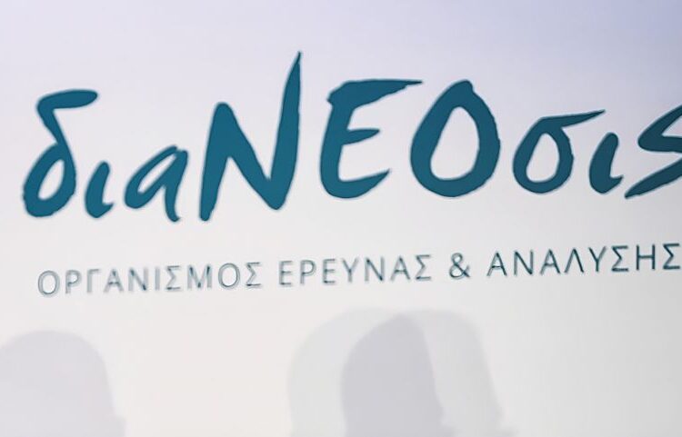 Μείωση φτώχειας κατά 28,8%: Συντάξεις κι επιδόματα κρατούν όρθια την κοινωνία