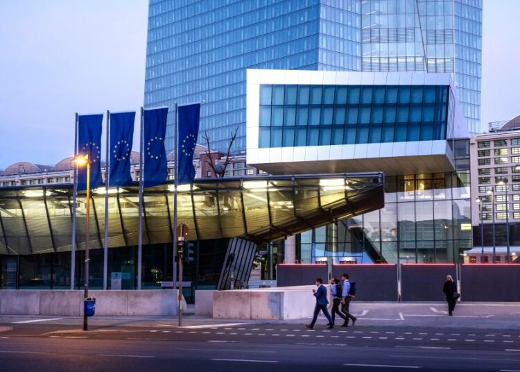 Όλοι περιμένουν τη Λαγκάρντ – Και οι αγορές παίζουν άμυνα