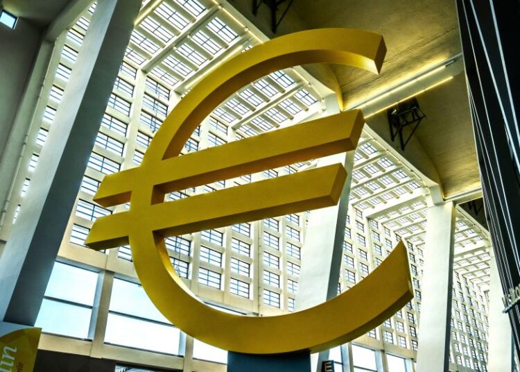 Επιτόκια σε υποχώρηση στην Ευρωζώνη: Μικρές ανάσες για δανειολήπτες και επιχειρήσεις