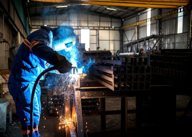 ΠΟΕΜ-ΣΕΒ: Αυξήσεις έως 12% στη νέα ΣΣΕ μετάλλου – Τι προβλέπει