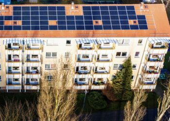 Φωτοβολταϊκά σε πολυκατοικίες: Τέλος στο 100% συναίνεσης, αρχή στη συλλογική αυτοκατανάλωση