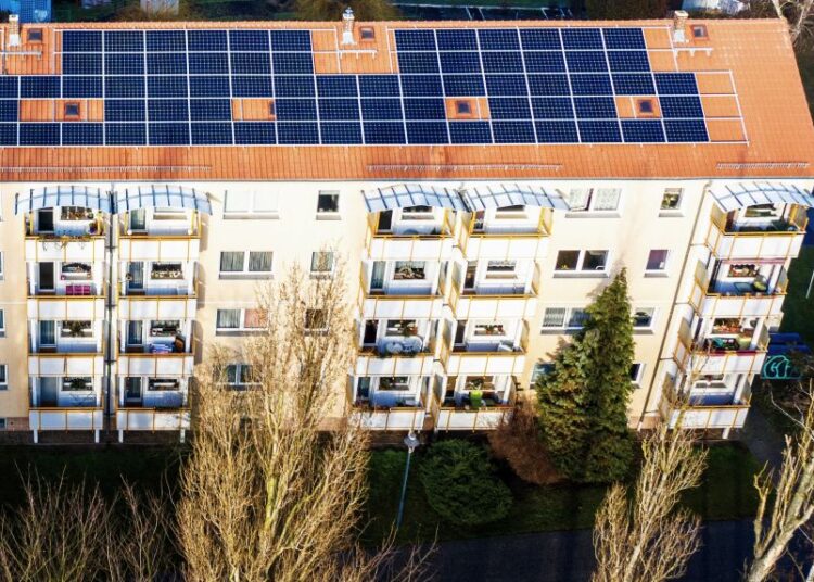 Φωτοβολταϊκά σε πολυκατοικίες: Τέλος στο 100% συναίνεσης, αρχή στη συλλογική αυτοκατανάλωση