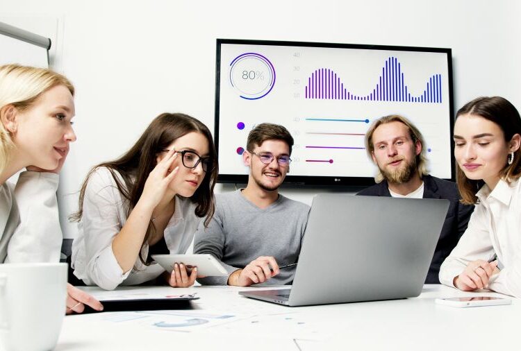 Γυναίκες και νέοι στο επίκεντρο: Τα σχέδια της κυβέρνησης για την απασχόληση