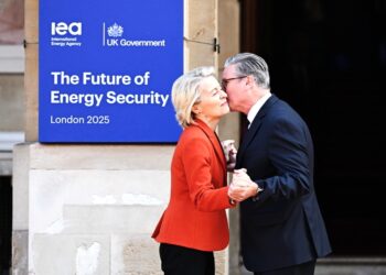 IEA: Ρεκόρ $3,3 τρισ. στις παγκόσμιες ενεργειακές επενδύσεις το 2025