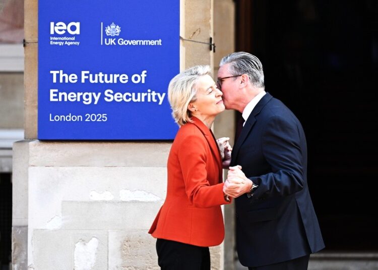 IEA: Ρεκόρ $3,3 τρισ. στις παγκόσμιες ενεργειακές επενδύσεις το 2025