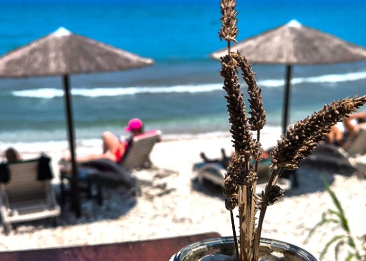 Αίθριος ο καιρός, αλλά οι άνεμοι «σφυρίζουν» στο Αιγαίο έως 7 μποφόρ