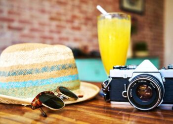 Αυτοσχέδιο All-Inclusive: Οι Έλληνες τουρίστες διαλέγουν σπιτικό φαγητό και φούρνο στη γωνία