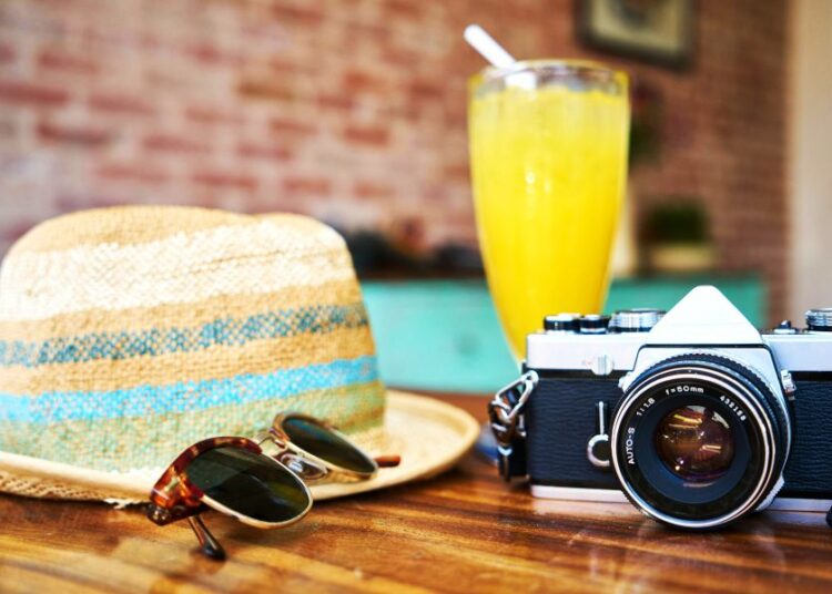 Αυτοσχέδιο All-Inclusive: Οι Έλληνες τουρίστες διαλέγουν σπιτικό φαγητό και φούρνο στη γωνία