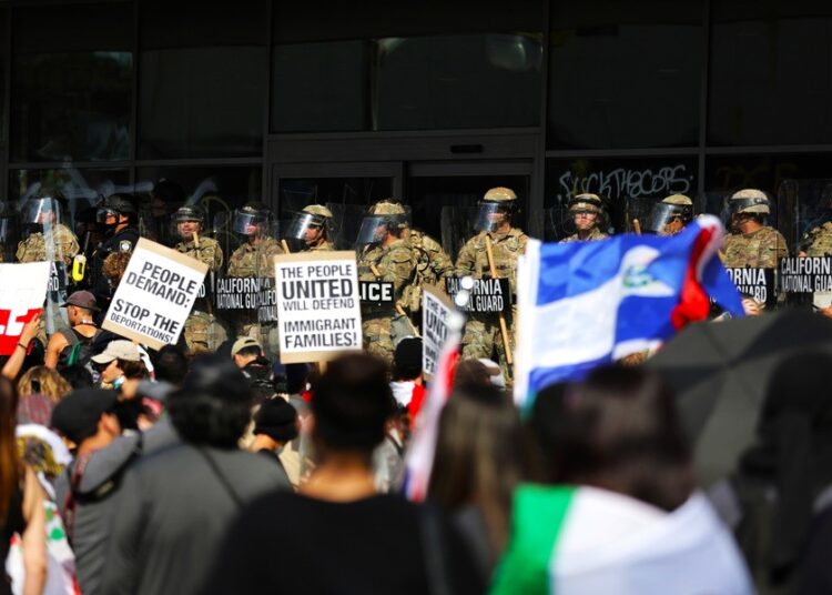 Τραμπ απειλεί με Νόμο περί Εξέγερσης το Λος Άντζελες: Παραμένει η Εθνοφρουρά