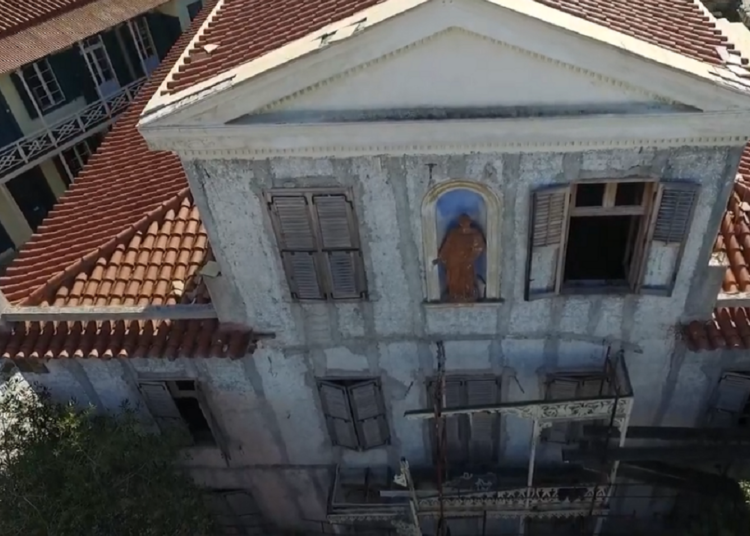 Οικία Κωλέττη: Το σπίτι με την πήλινη γυναίκα στην Πλάκα και ο μύθος με τη μαϊμού