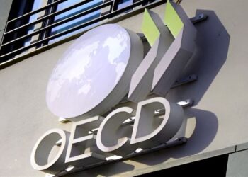 Αναπτυξιακή καθίζηση λόγω Τραμπ βλέπει ο ΟΟΣΑ: Στο στόχαστρο οι εξαγωγές