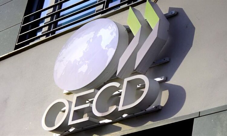 Αναπτυξιακή καθίζηση λόγω Τραμπ βλέπει ο ΟΟΣΑ: Στο στόχαστρο οι εξαγωγές